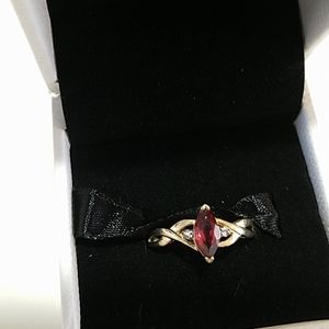 10k yellow gold ring w marquise shaped garnet